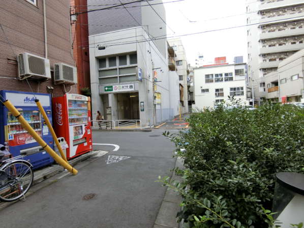 ストークウエステリアアプローチ３｜駅とマンションとの距離を立体的にとらえたのが上の画像です。右の植物がストークウエステリアの植栽にあたります。