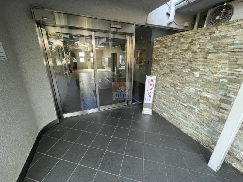 戸山マンションエントランス３｜セキュリティ面ではオートロックがないものの、自動ドアが備わっており、出入りがスムーズで便利です。