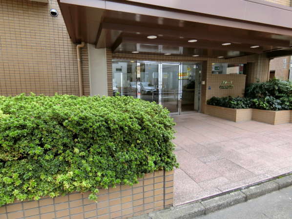 ストークウエステリア外観共用部2｜エントランスはオートロック式です。