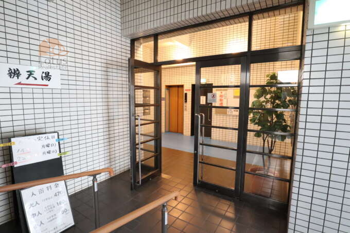 浅草橋シティハイツ共用部1｜弁天湯さんのところにエントランスがあります。