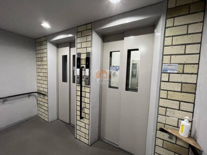戸山マンションエレベーター｜エレベーターが2基あるため、待ち時間が短く、混雑時でもストレスなく利用できます。高層階の住戸にお住まいの方も、便利に移動できる点が魅力です。