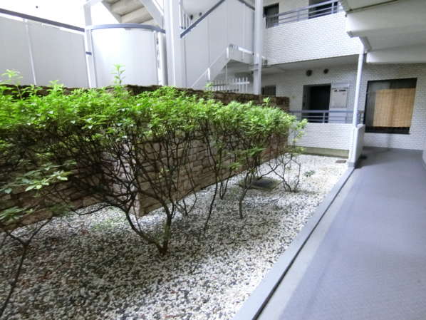菊川パークホームズ外観・共用部17｜エントランスに入ると丁寧に管理された植栽がお出迎えです。
