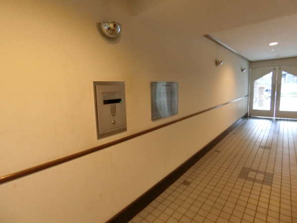 菊川パークホームズ外観・共用部18｜エントランスはオートロック付きです。オートロックは公道側にあるのではなく、エントランスホールまでがパブリックなスペースで、エントランスホールの先にあります。