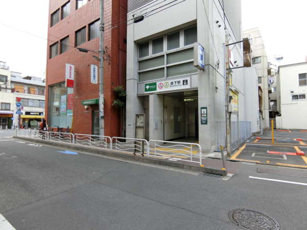 ストークウエステリアアプローチ1｜ストークウエステリアは森下駅から１分のロケーションです。この写真は森下駅のエレベータの入り口です。体を回転させて背中を振り向くと、ちょうどマンションのエントランスがあります。