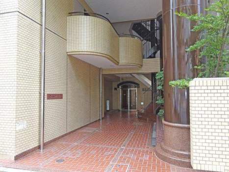 ストーク音羽　エントランス1｜音羽通りに立地し、有楽町線「護国寺」駅と、有楽町線「江戸川橋」駅が利用可です。