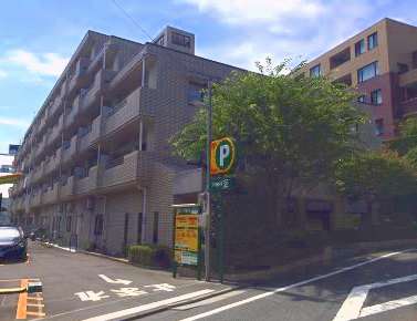 シャルマン中野坂上外観｜シャルマン中野坂上は５階建てのマンションです。「中野坂上」駅から徒歩５分程です。大通りから一本入った立地です。