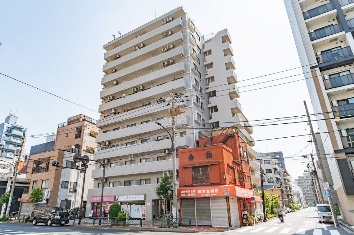 ヴェラハイツ本所吾妻橋の外観。三つ目通り沿いに面した11階建のSRC造マンションで、駅近ながら静かな住環境も両立しています。ヴェラハイツ本所吾妻橋は平成2年築、11階建てのマンションです。
