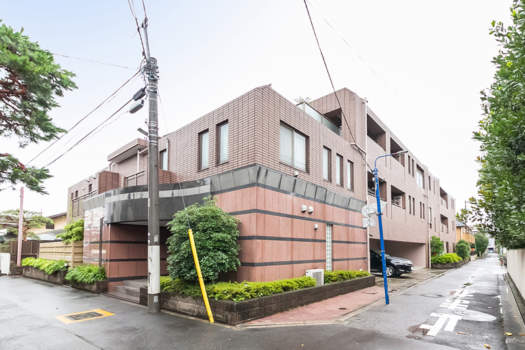 ヴェルビュ沼袋外観｜ヴェルビュ沼袋は３階建ての低層マンションです。周辺は静かな住宅街です。