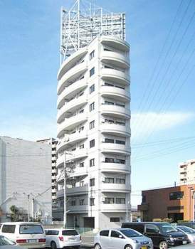シュロス保木間外観1｜シュロス保木間は平成４年築の１０階建てのマンションです。「谷塚」駅からは徒歩１３分ほどです。