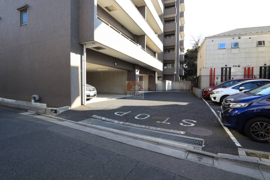 御殿山デュープレックス共用部2｜駐車場があります。