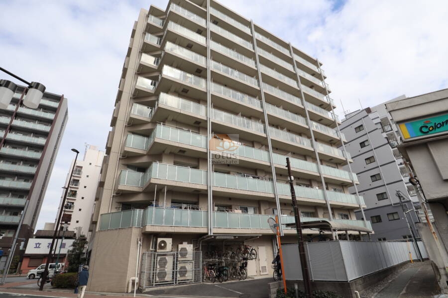 リビオレゾン目白通り外観1｜リビオレゾン目白通りは平成１９年築の１０階建てのマンションです。目白通り沿いにあり山手線「目白」駅まで徒歩１５分です。最寄駅は西武池袋線「椎名町」駅まで徒歩８分です。