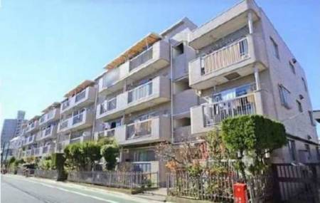 三田中村橋コーポ外観｜三田中村橋コーポは４階建てのマンションです。「中村橋」駅から徒歩２分にあります。周辺は高い第一種低層住居地域で高い建物はなく静かな住宅地です。