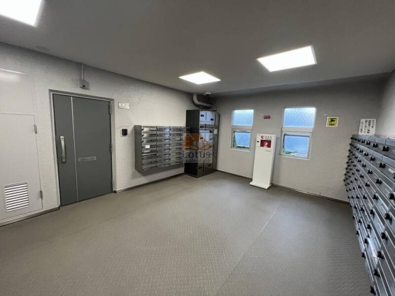 戸山マンション共用部２｜宅配ボックスが設置されており、便利な荷物受け取りが可能です。