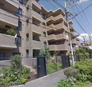 エクセル立教前外観｜エクセル立教前は立教大学裏手の住宅街にあります。緑道に面した静かで日当たりの良いマンションです。「要町」駅から徒歩２分と駅にも近く、「池袋」駅も徒歩圏内で利便性の良い立地が魅力です。