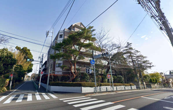 ルミナス下井草外観２｜ルミナス下井草は平成６年築の６階建てのマンションです。マンション西側には小さな「下井草いこいの森」がありクスノキや竹林が茂っています。マンション南側には敷地内に松屋桜など植樹が施されきれいです。