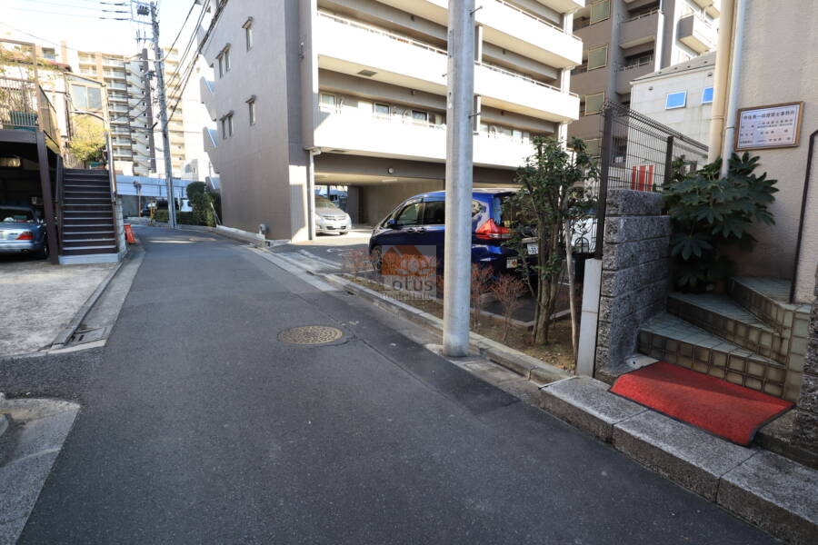 御殿山デュープレックス共用部1｜北側道路です。