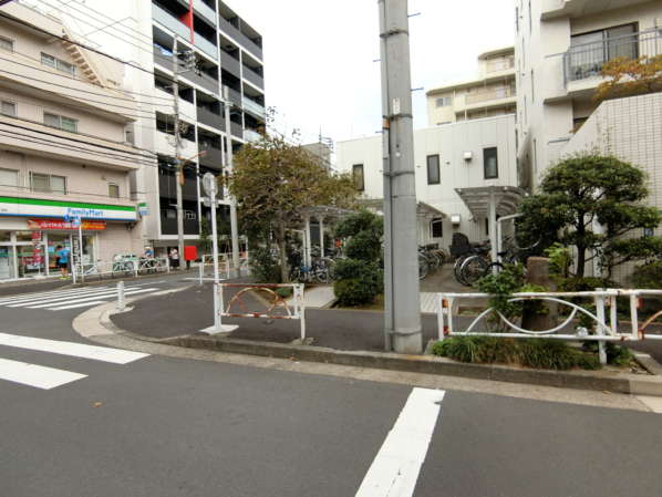 菊川パークホームズ外観・共用部9｜駐輪場は随所に設置されています。マンションの目の前にはコンビニが出店しています。