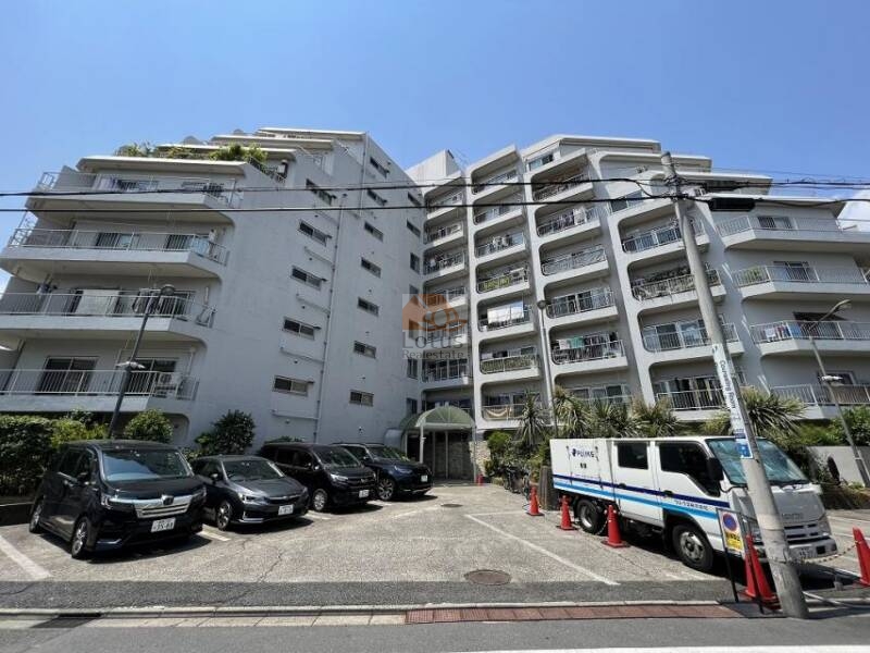 戸山マンション外観１｜戸山マンションは8階建ての建物であり、昭和45年に建てられた旧耐震のマンションです。戸山マンションの周辺は、多くのアパートやマンションが立ち並び、落ち着いた環境が広がっています。