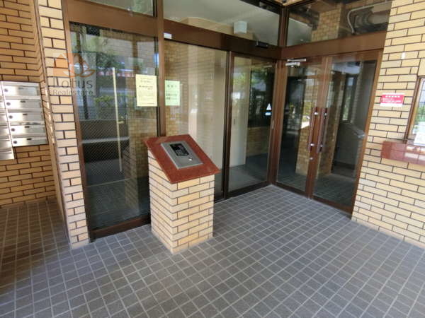 ＮＩＣアーバンハイム木場公園外観共用部8｜エントランスはオートロックです。
