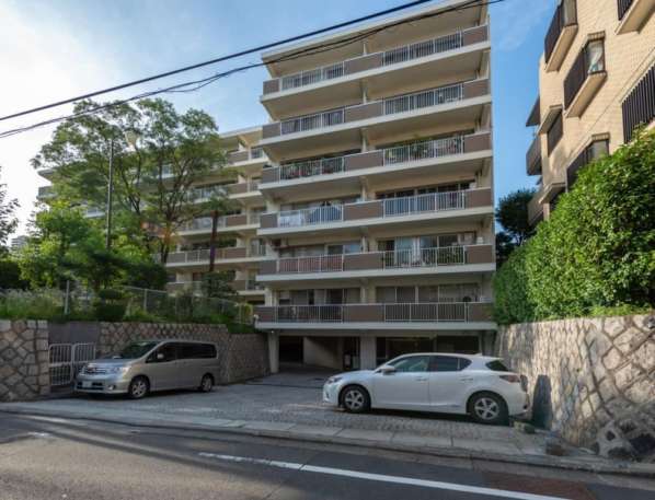牛込台マンション外観1｜牛込台マンションは７階建てのマンションです。大江戸線「牛込柳町」駅東南口から徒歩３分です。通りから一本入った静かな住環境です。