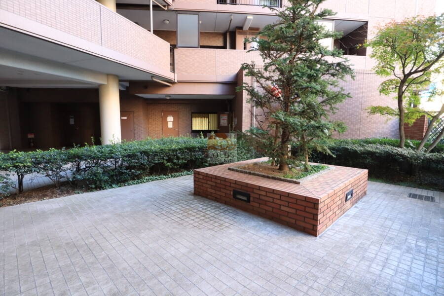 ライオンズプラザ西葛西共用部11｜北側エントランスから建物内部に入ると大きなツリーがお出迎えをしてくれます。さすが大型物件と心に余裕ができそうで、けっこういい感じでした。