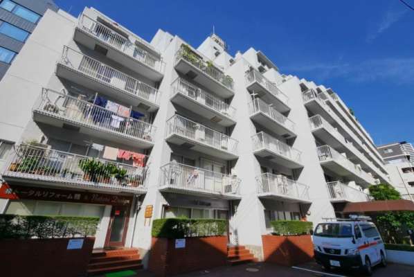 西新宿ハウス外観１｜西新宿ハウスは、8階建ての旧耐震マンションで、住友不動産㈱（最大手分譲業者）による信頼性の高い分譲であり、大手の管理体制が整っています。