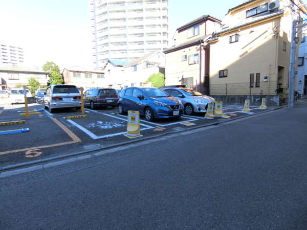 ダイアパレス船堀外観共用部2｜マンションの対面には駐車場があり、カーシェアがありました（2020年2月現在）。