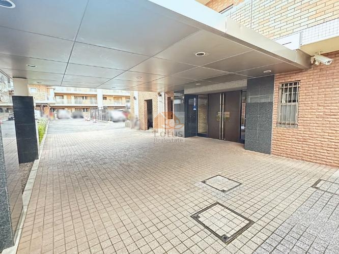 レクセルプラザ四ツ木エントランス１｜エントランスのアプローチは広々としています。