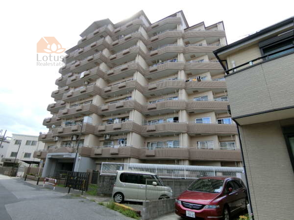 セントエルモ綾瀬外観共用部1｜セントエルモ綾瀬は昭和６２年築の９階建てです。