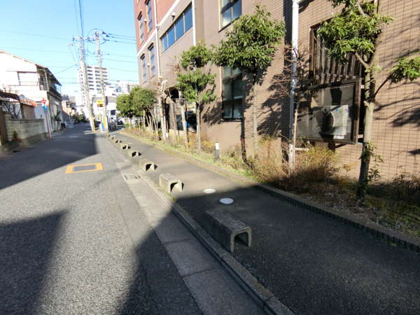 ダイアパレス船堀外観共用部5｜路地側の住宅が歩道・車道が整備されています。