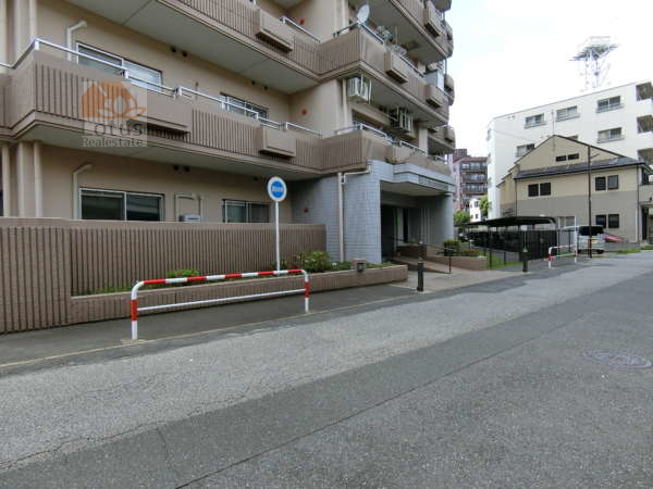 セントエルモ綾瀬外観共用部12｜小さな作業場・町工場が混在した住宅地にあります。