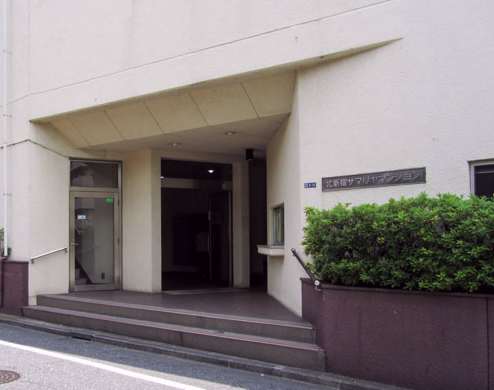 北新宿サマリヤマンションエントランス｜エントランスは神田川沿いに向いています。
