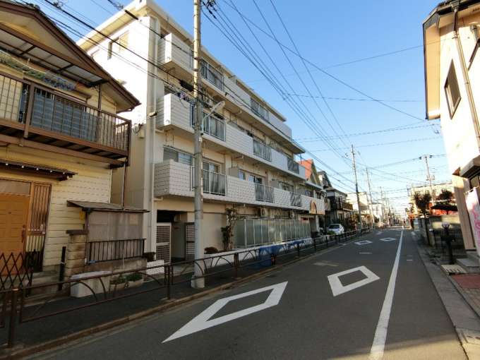 グリーンパーク水元外観２｜グリーンパーク水元は５階建てのマンションです。エレベーターはありません。近隣に水元総合スポーツセンターがあります。