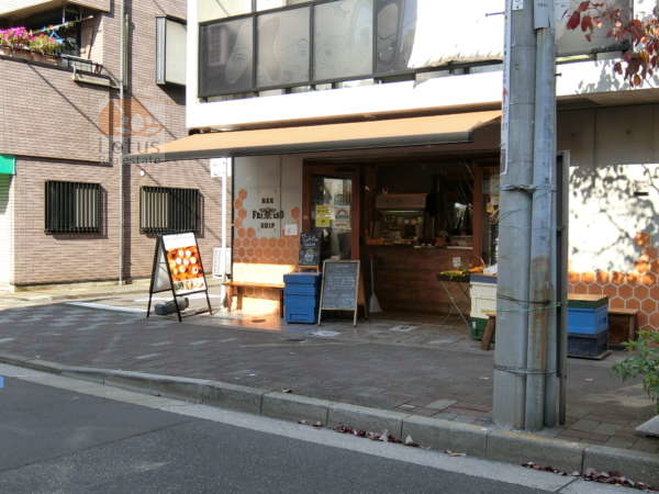 ＮＩＣアーバンハイム木場公園アプローチ6｜この通りは商店街で。このようなかわいらしいカフェもあります。こちらは「BEE FRIENDSHIP 完熟屋」さんです。はちみつ専門店です。