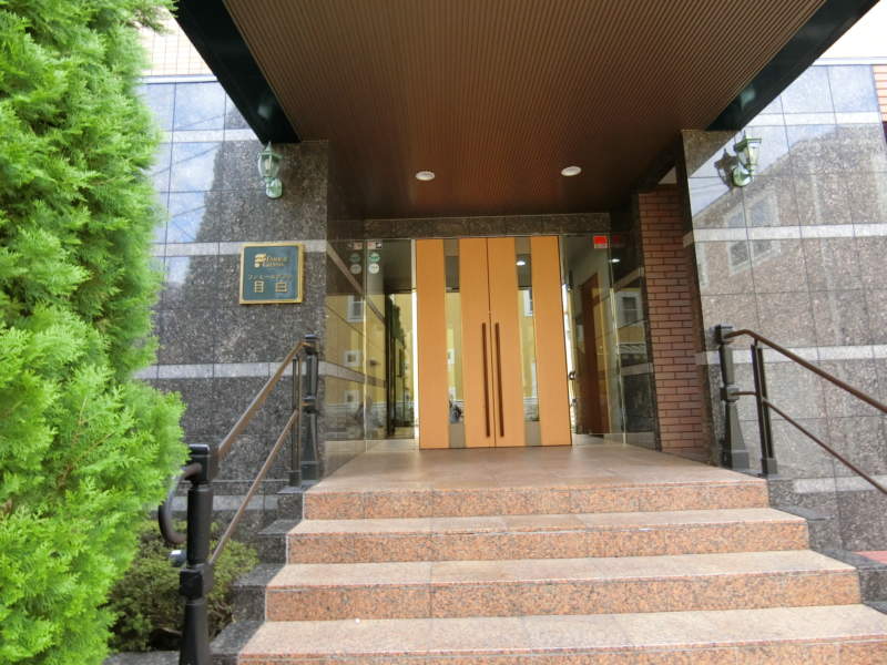ファミールグラン目白外観共用部1｜小規模マンションですので「ゴージャス」なしつらえではありません。しかし、落ち着いた雰囲気を醸し出しているのがこの物件の良さです。