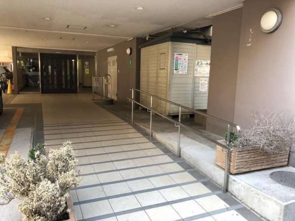 ライオンズマンション高円寺エントランス１｜エントランスにはスロープがついています。