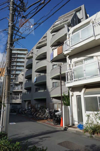 ロワールガーデン練馬外観共用部1｜ロワールガーデン練馬は平成１４年築の８階建てのマンションです。「練馬」駅から徒歩４分の繁華街です。