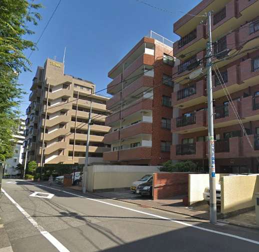 サニークレスト六義園は７階建てのマンションです。エントランス前には駒込東公園があり静かな住宅地です。「駒込」駅徒歩３分と利便性も良好です。
