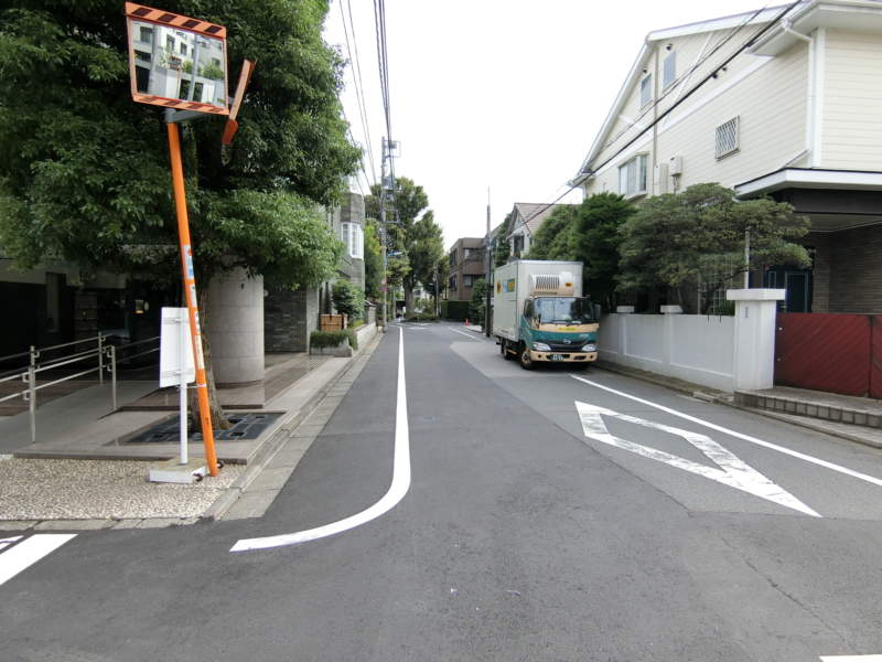 ファミールグラン目白アプローチ4｜近衛公のケヤキの手前を右です。
