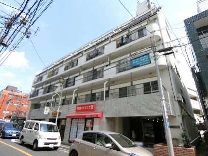 久我山マンション外観4｜久我山マンションは昭和４９年築の８階建てのマンションです。「久我山」駅から徒歩２分なので通勤・通学に便利な立地です。