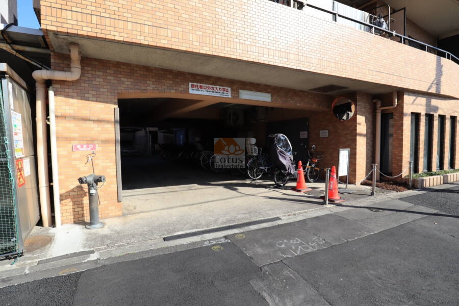 ライオンズマンション青戸第５共用部2｜駐車場、駐輪場あります。