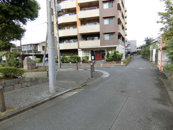 セントエルモ綾瀬アプローチ5｜線路沿いに梅島方面に向かいますと、このようなマンションが出てきますので、ここを左折します。