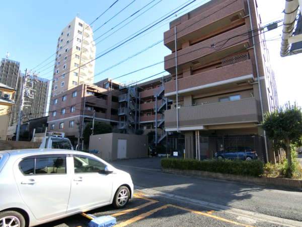 ダイアパレス船堀外観共用部3｜裏手に駐車場などがあります。コの字の配棟となっているのがわかります。