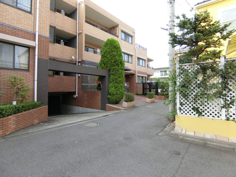 ファミールグラン目白外観共用部5｜近隣の街並みも明かるように取り込んでみましたが、周辺は２階建ての一戸建てのエリアです。落ち着いた街並みの様子が把握できます。