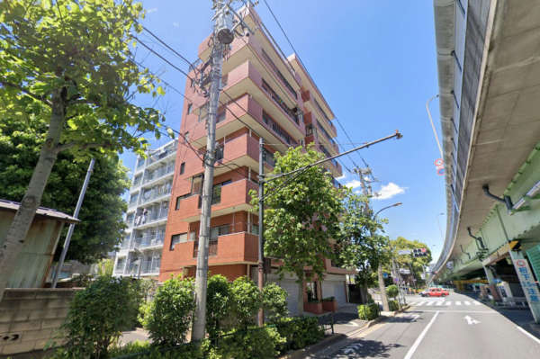 メゾンドール青戸は８階建ての新耐震基準のマンションです。環七通りと水戸街道の交差する付近にあります。京成「青砥」駅、常磐線「亀戸」駅が利用可です。