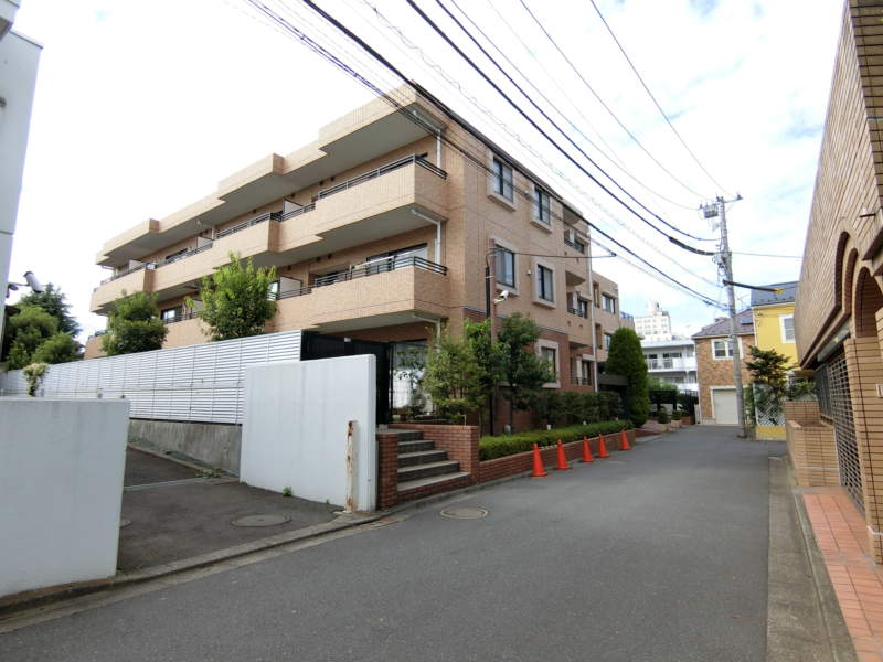 ファミールグラン目白外観共用部6｜住宅街をあるくこと７分。ファミールグラン目白のファサードが見えてきます。