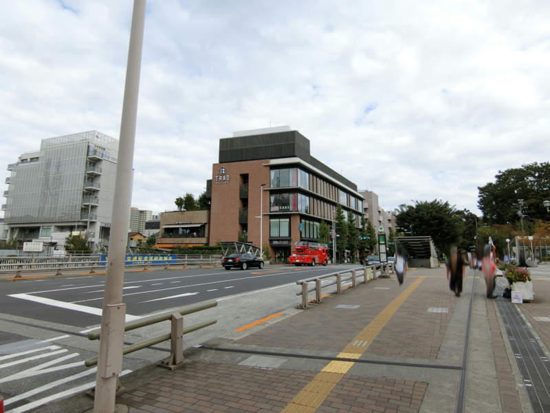 ファミールグラン目白アプローチ1｜駅の前には新目白通りが通っています。物件へ、まずこの通り沿いを歩きます。