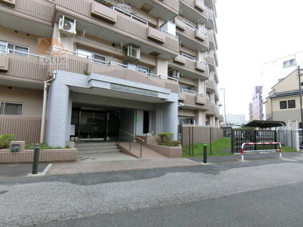 セントエルモ綾瀬外観共用部11｜エントランスは夜間オートロックになります。