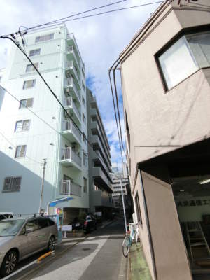 シティコープ浅草橋’９０外観共用部4｜浅草橋も他にたがわず変化がありますが、この一角は路地を一本入ると古い木造家屋も残る下町的な一角です。