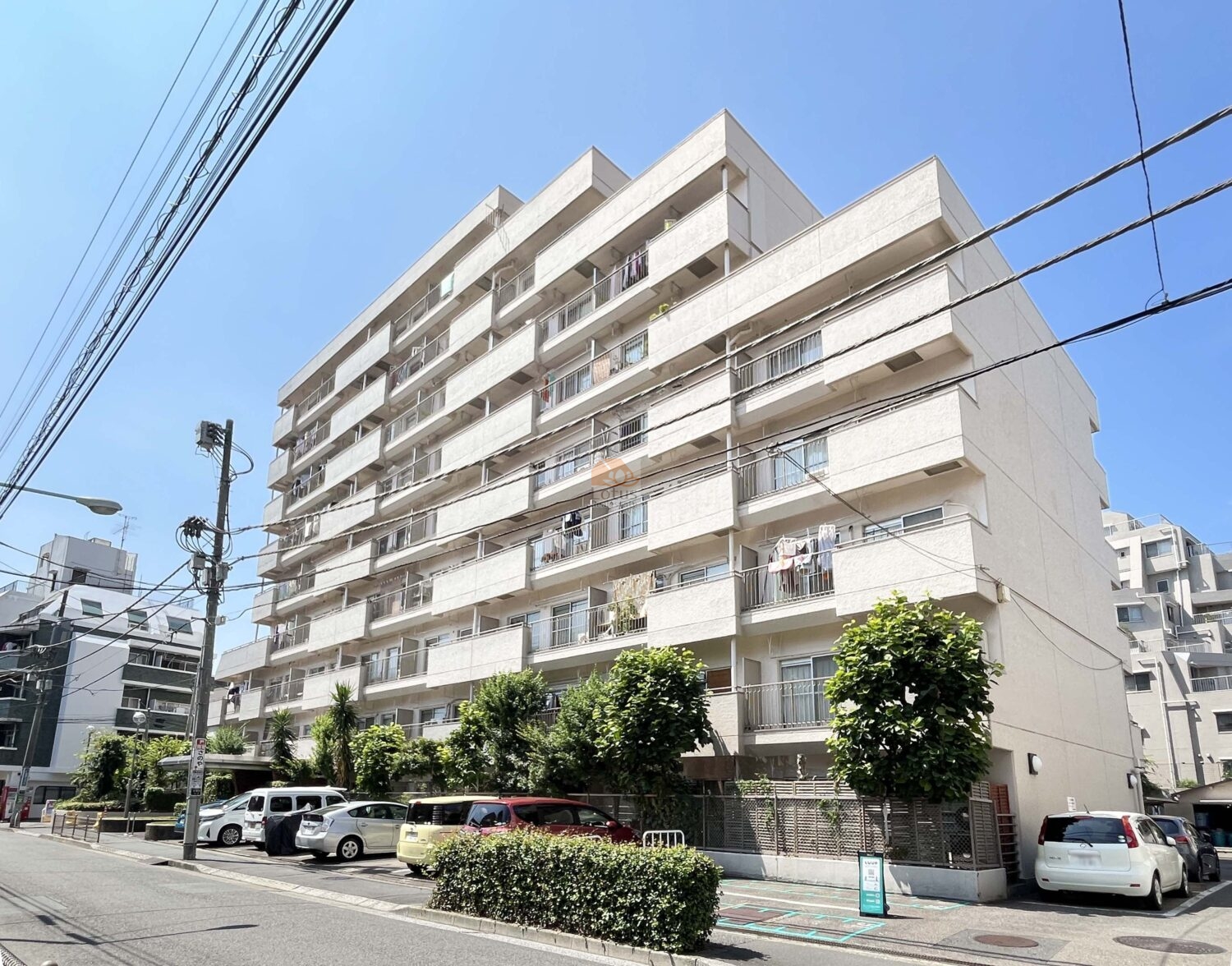 総戸数126戸のスケールを感じる外観です。「大塚駅」徒歩10分の立地ながら、前面道路は落ち着きがあり、歩く速度が少し緩む空気感があります。低層エリアが入り交じる周辺構成のため、視界が抜けやすく、日中は光が素直にあたります。コープ野村大塚は、昭和53年築、9階建てのマンションです。